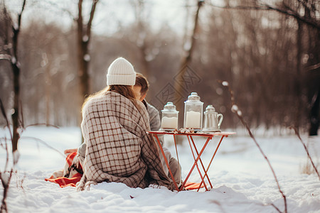 冬季雪地里的情侣图片