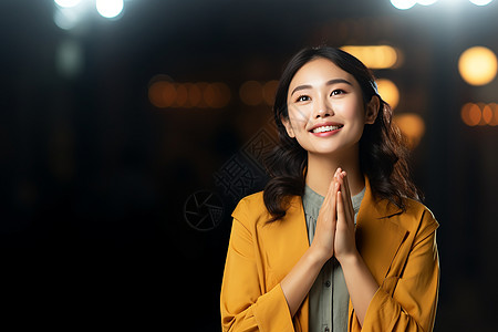 双手合十祈祷女孩在寺庙里祈祷背景