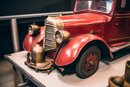 博物馆中展示的红色古董汽车图片