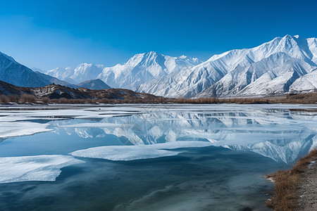 美丽的山雪景观背景图片