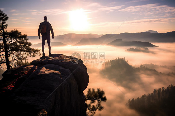 站在山巅的男人图片