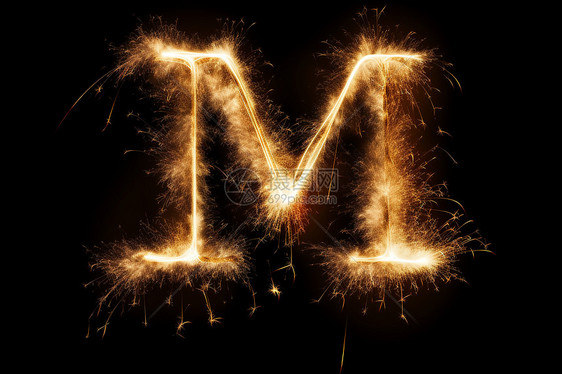 火焰舞动中的金色字母M图片