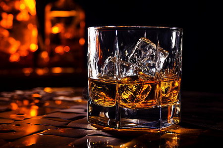 一杯饮料桌子上放着一杯威士忌背景