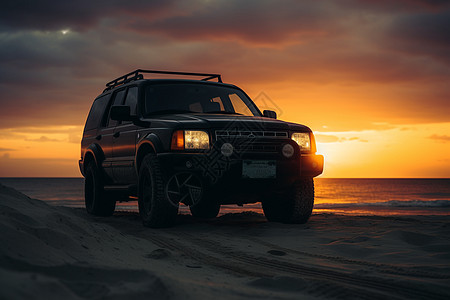 夕阳下的SUV沙滩图片