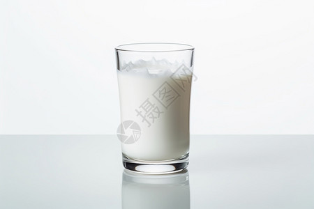 一杯新鲜的牛奶背景图片