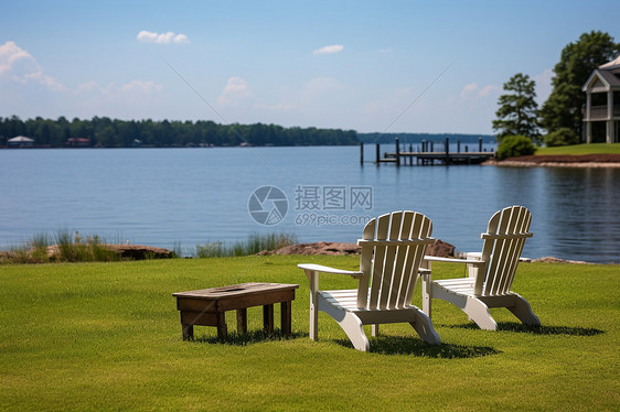 夏季湖畔的美丽景观图片