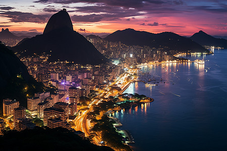 巴西利卡巴西海岸上的夜晚闪光 - 海滨夜景设计图片