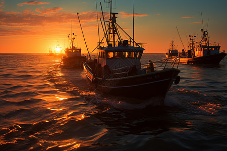 渔船在海上映照出温暖的光芒图片