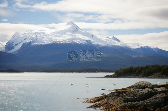 湖畔山峰图片