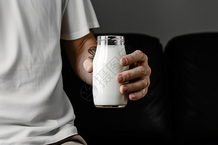 手里的牛奶图片