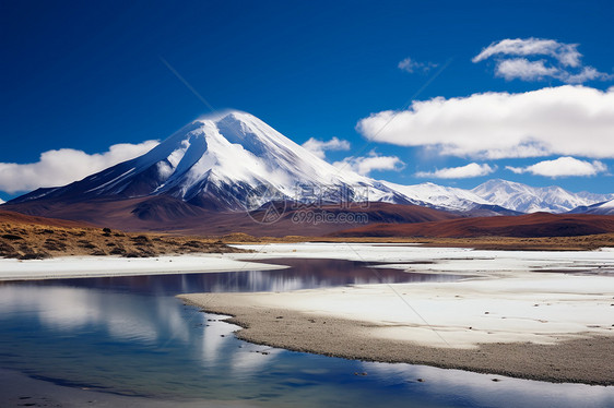 湖泊和远方的雪山图片