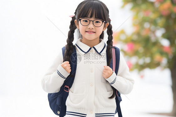 开心地上学的女孩图片