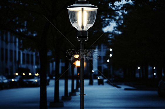夜晚马路上的路灯图片