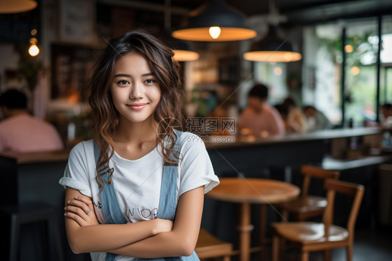 年轻的女孩在咖啡店图片