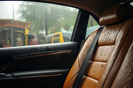 雨水飘进了车窗图片