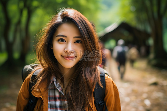 快乐的亚洲女旅行者图片