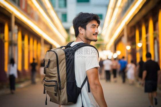 出去旅行的男人图片