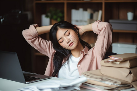 电脑前的女人图片