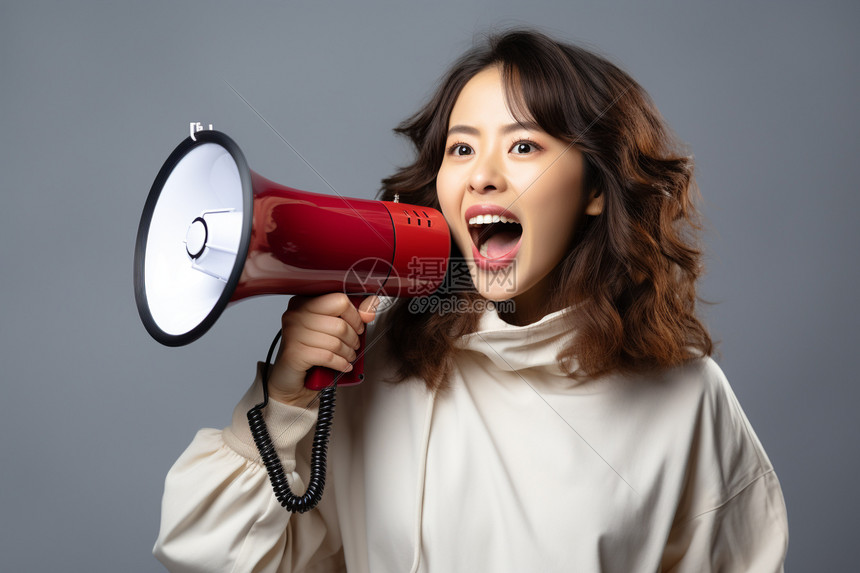 拿着扩音器的女人图片