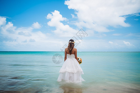 夏日婚礼中的白裙女郎高清图片