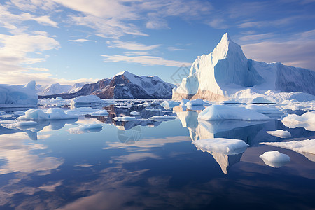 冰山湖中漂浮的巨大冰山图片