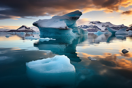 湖中的大冰山图片素材
