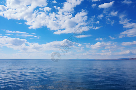 蓝天白云下的海面图片