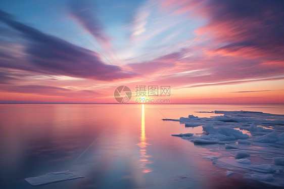 水面上的夕阳图片