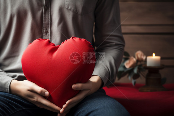 抱着爱心抱枕的男人图片