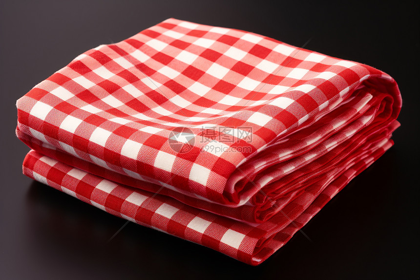 桌子上的红白布料图片