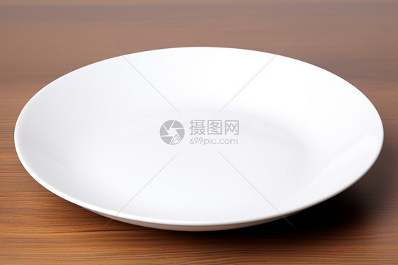 桌子上的陶瓷盘子图片