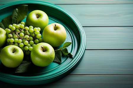 盘子上的苹果和葡萄背景图片