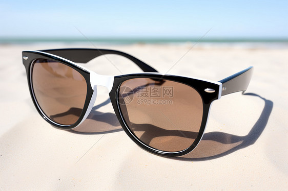 海滩上的太阳镜图片