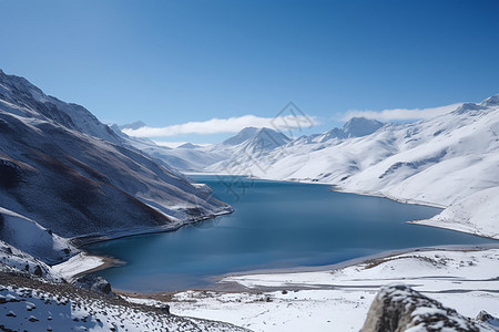 湖泊和雪山图片