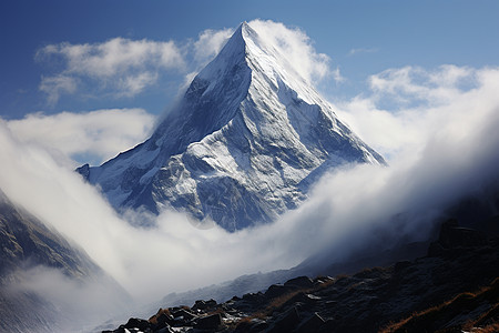 蓝天白云中的冰雪山峰图片