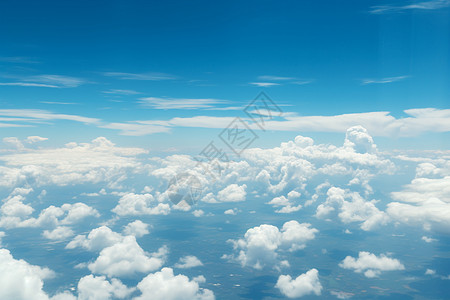 蔚蓝天空上的云蔚蓝的天空上飘着云海背景