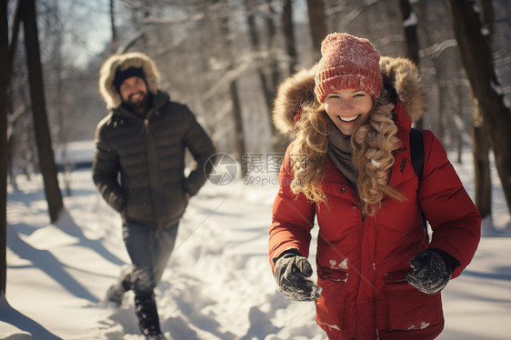 冬日积雪树林里的恋人图片