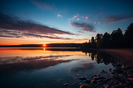 夕阳映照湖水图片