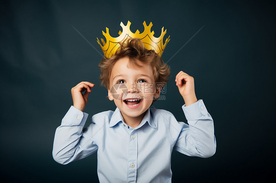 小男孩戴着王冠图片