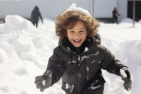 小男孩在雪地里嬉戏图片