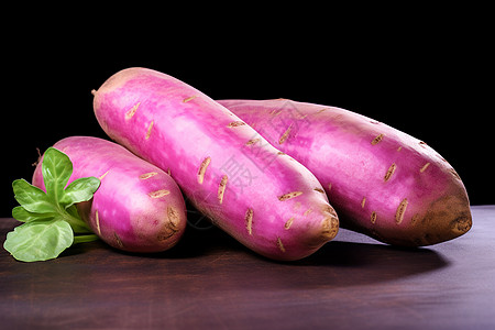 三个紫色红薯高清图片