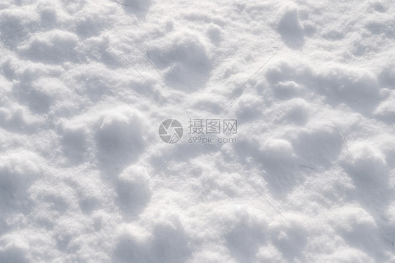 鼓起小包的雪地图片