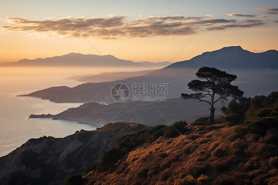 山脉下的湖泊图片