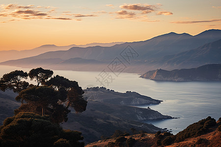 夕阳映照下的山水图片