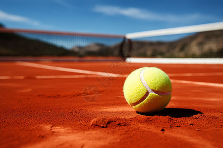 红土网球场上的网球图片