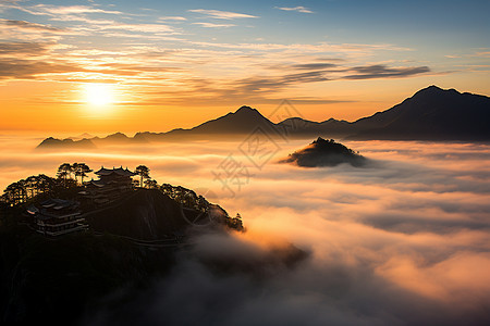 日出阳光下的山峦图片