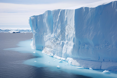 海洋边的一块巨大浮冰图片