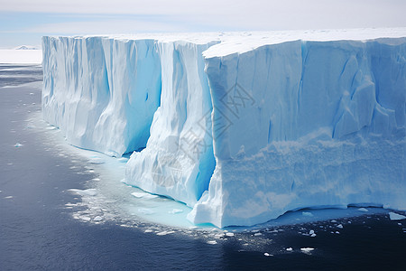 海面上巨大的冰川图片