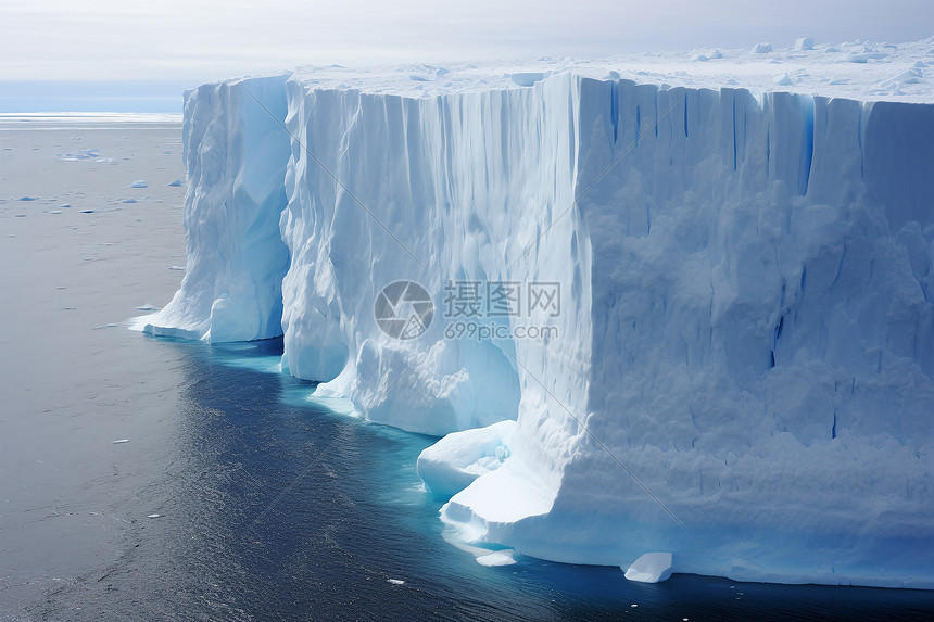 冰山漂流在海面上图片