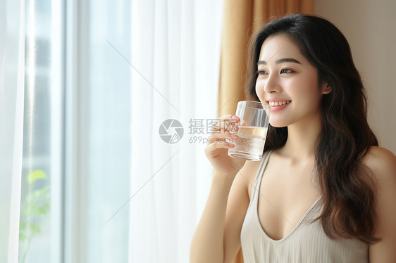 长发美女在窗前喝水图片